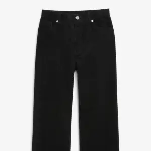 Manchester jeans från H&M, något högre midja och raka i benen, fint skick💕 pris kan diskuteras vid snabb affär