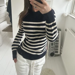 Randig tröja  - Säljer min fina randiga tröja från Scotch&Soda som inte kommer till användning längre❤️jätte fin till sommaren!! Inga defekter, inprincip oanvänd🙌🏽 !! (Nypris 1000kr)