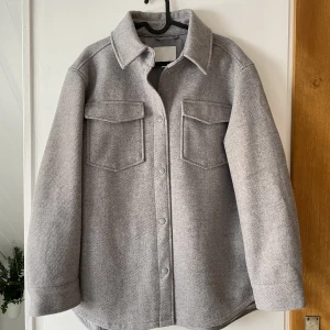 Skjortjacka - • Ljusgrå oversized skjortjacka från HM! • Helt ny, aldrig använd • Strl S