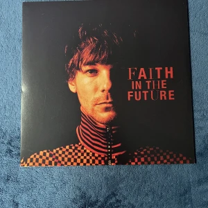 Louis tomlinson vinylskiva  - Louis tomlinson vinylskiva Köpt för 350kr, säljer för 200kr Man får med en bild på Louis 
