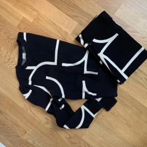 Jättefint set med kjol och tröja  - Superfint set med kjol och tröja. Finns ej att köpa längre från hm. 