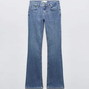Säljer dessa fina jeans som tyvärr var lite för långa i längden. Helt oanvända med lappen kvar💕