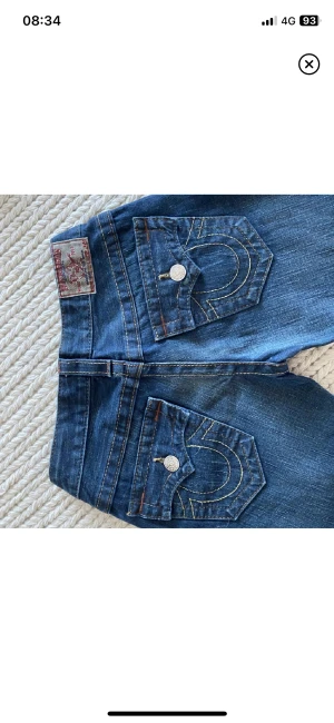 True Relgion Jeans - Lånade bilder, säljer vidare då de tyvärr var för små på mig.  Midja (rakt över): 36cm. Runt om: 75 cm. Innerbenslängd: 86 cm