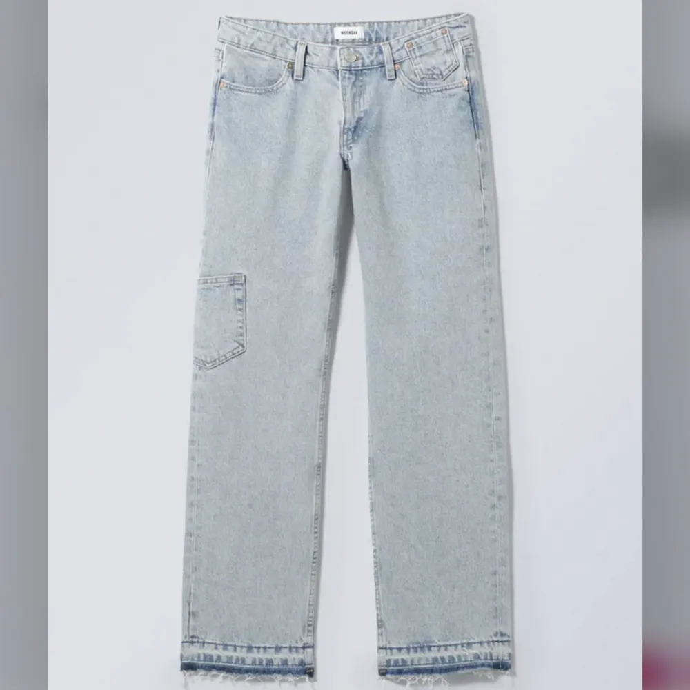 Oanvända jeans från weekday. Lågmidjade med mörkblåa detaljer. Storlek 29/32. . Jeans & Byxor.