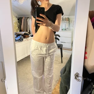 Linnebyxor Från hm - Jätte snygga och populära linnebyxor från hm. Dessa är helt slutsålda på hemsidan och är eftertraktade. Säljer pga jag har för mycket kläder. Passar någon som är 157-167, kontakta vid mer frågor eller bilder🤪