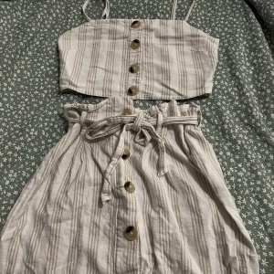 Linneset  - Linneset med topp och kort kjol i linne tyg från Bikbok. Knappt använd. Köpare står för frakten.