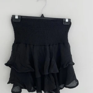 Kjol🫶🏻😻 - Säljer denna kjol då den längre inte är min stil. Är använd Max 3 gånger och är i nyskick☺️❤️‍🔥