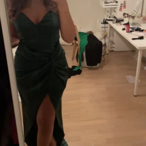 Balklänning - Säljer två likadana klänningar en i storlek S och en i storlek M. Helt oanvända med prislapparna kvar då de är små i storleken och inte passar mig💗