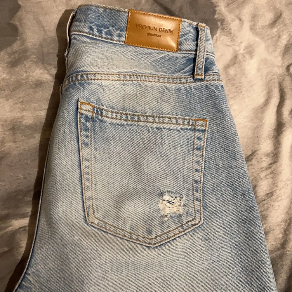 Säljer ett par ljusblå jeans med slits från Gina tricot i storlek 38 . Jeansen är i fint skick. Köptes för 600kr säljer de för 250kr. Skriv vid intresse. Köparen står för frakten. . Jeans & Byxor.