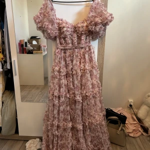 Balklänning  - Super fin balklänning. Oanvänd  Original pris är 2000kr  Liten i storleken. Priset kan diskuteras.