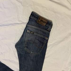 Lågmidjade raka lee jeans! Säljer då de är för små för mig. 