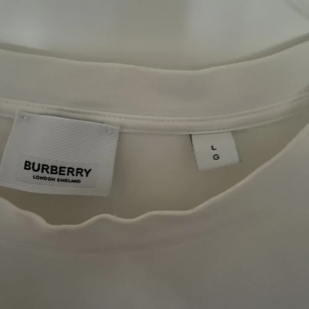 Burberry T-Shirt top skick cond 9/10 Storlek L, köpt på Nk Göteborg nypris ca 4000 mitt pris 999👌🏼Perfekt inför sommaren!Möts upp i gbg eller frakt med postnord👌🏼. T-shirts.