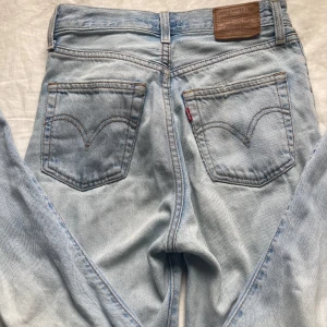 Levis jeans - Säljer ljusblåa jeans från Levis. Tror modellen heter ”ribcage straight”. De är lite korta på mig som är 168cm. Finns lite tecken på användning. Skriv privat om ni vill ha fler bilder eller har frågor!❤️