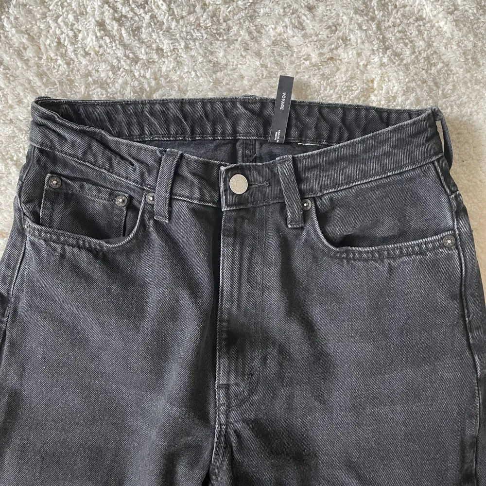 Svarta straight leg jeans från Weekday i modellen voyage. Storelekn är 27 i midjan och 28 i längden.. Jeans & Byxor.