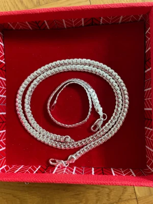 Fint set. Halsband och armband silverpläterat - Jättefin set, halsband och armband. Silverpläterat. Stämplat 925.  Halsbandets längd: 50 cm Armbandets längd: 20-21 cm  Frakt 15 kr