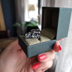 Maria Nilsdotter Dragon Skull Ring - Dragon Skull Ring. Sällsynt, slutsåld ring från en tidig kollektion av Maria Nilsdotter i oxiderat silver.  Storlek 17.  Nyoxiderad i butik. Ask & box medföljer. Stämpel på sista bilden. Läs min bio tack. 😅