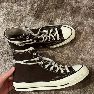 Sällsynt Converse - Säljer mina converse då dem ej passar mig, sällsynt färg, mörk brun ton som liknar svart på avstånd, skit fina. I ny skick, helt rena, tvättade och oanvända. 