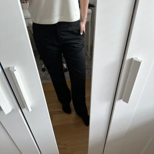 Kostymbyxor  - Ett par kostymbyxor med straight leg och mid waist från tiger of sweden. Bra skick och sitter fint! 