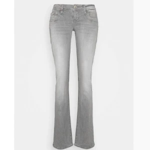 Grå Ltb jeans ❤️ - Slutsålda. Skit snygga grå Ltb jeans, jättebra skick. Har sprättat upp dem där nere-se bild tre. Storlek 25/30 men skulle därför också säga att de passar eb person med längd 32 också. Nypris: 799kr❤️ direkt pris: 700kr, buda annars i kommentarerna 