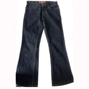 lågmidjade jeans från only, i storlek 34/36 fint skick🫶🏼 (bootcut) passar i längden för 172 och ner.