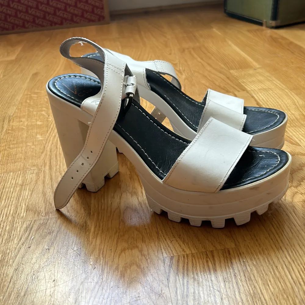 Sommarens måste ha  Vita plattform skor i vitt läder ifrån Cobler 🤍 Sköna på foten och sparsamt använda . Skor.