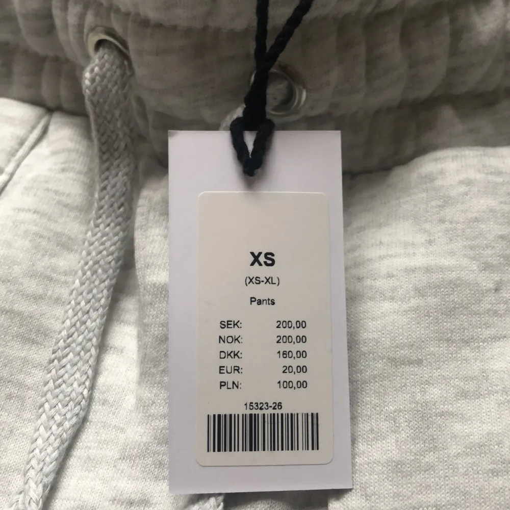 Säljer nu dessa mjukisbyxor som är lågmidjade!💓Byxorna är i storlek Xs och är gråa! Har bara provat dem på, och köptes för 200kr😍. Jeans & Byxor.