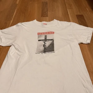 Supreme t shirt loved by the children - Avänd några gånger under sommaren bra skick 