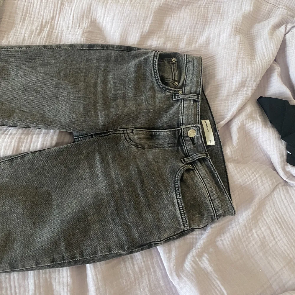 Säljer mina jeans från Gina tricot pga att de är för små, de är superfina och nypris är 500. Pris kan diskuteras . Jeans & Byxor.
