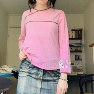 Långärmad tröja  - Supergullig långärmad tröja med söta pandor på ärmarna 🐼❤️ Fin rosa färg med fina bruna spets detalier 💕