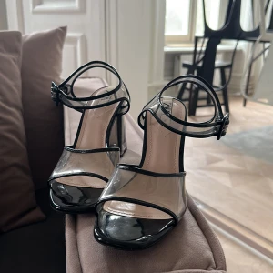 Klackar - As snygga klackar från zara! Använda men fint skick fortfarande! Otroligt bekväma och stabila då klacken e så tjock ❤️