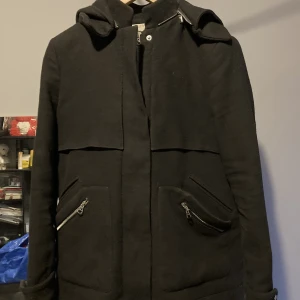 Jacka  - Köpt från Zara. Storlek M. Liten defekt vid dragkjedan men det är inget man ser tydligt, annars är jackan i bra skick!