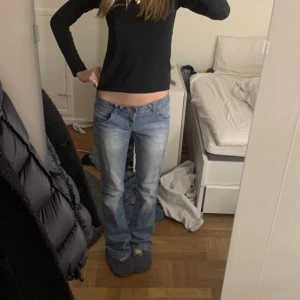 lågmidjade jeans - Sjukt snygga!  innerbenslängd - 85cm midjemått - 36x2