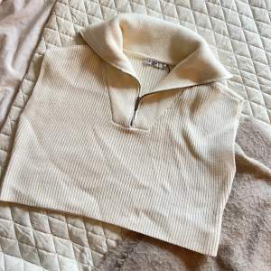 En jätte fin stickad tröja från NA-KD, den är endast använd ett fåtal gånger och ser iprincip ny ut!😊