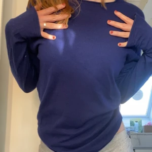 Cashmere tröja  - Säljer min mörkblå Cashmere + ulltröja för den kommer inte så mycket till användning längre! Så bra kvalité! Långa ärmar 😍 passar storlek S-L! 