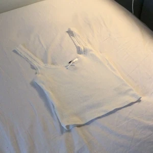 Vitt linne - Vitt linne med spets och rosett från h&m💝💝 Jättefint men känns som att jag har så många likadana.