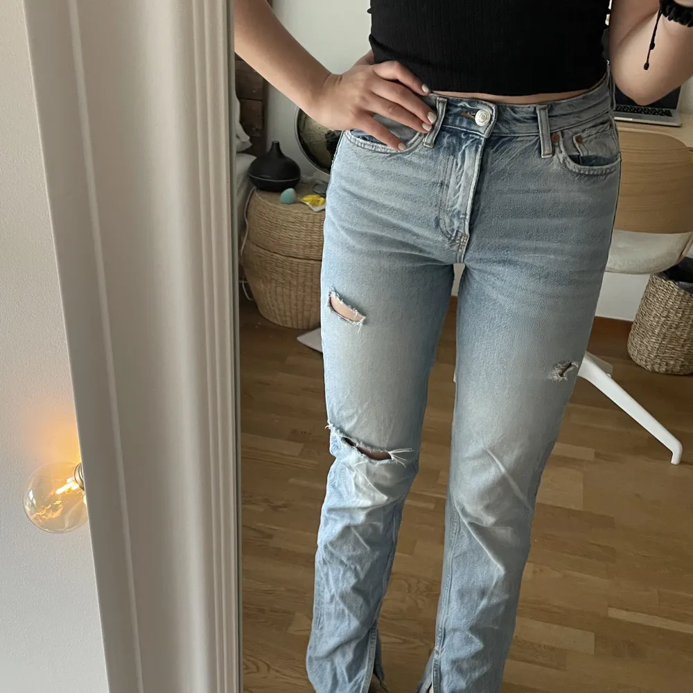Jätte fina jeans med hål som är midwasit.💗knappt använda.. Jeans & Byxor.