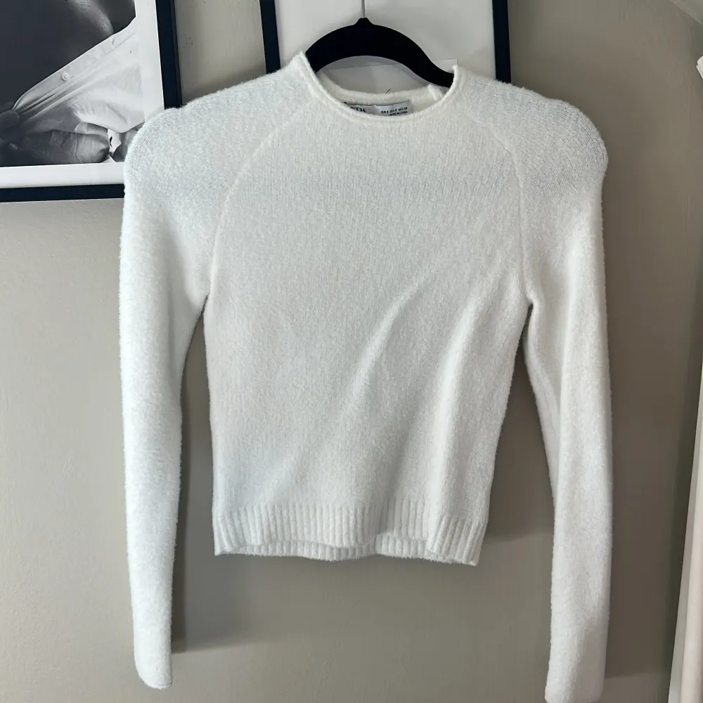 Säljer en långärmad tröja från zara då jag inte använder den längre. Den är i bra skick och endast använd en gång 🩵🩶🩷. Tröjor & Koftor.