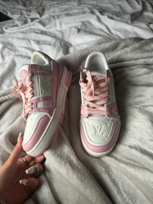 Louis Vuitton sneakers  - Intressekoll på dessa rosa Louis Vuitton skor. Är tveksam på om jag vill sälja men isånnafall för ett bra pris. Fick de i julklapp och inte hunnit använda de så mycket sen dess så skulle säga att de är som nya. De kommer tillsammans med skolåda, dustbag.
