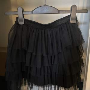 Säljer denna jättefina kjol ifrån zara i storlek 13-14 år men den är som en Xs/s. Köpt här på plick men har aldrig kommit till användning. Säljer den för 100kr+ frakt 