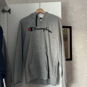 Champion munkjacka - Grå munkjacka från Champion, herrmodell. Använd men i fint skick! Kan skickas med köparen står för frakten! 