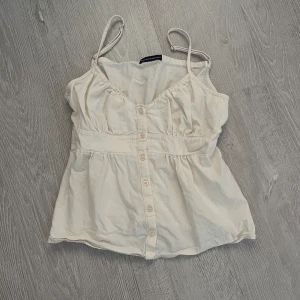 Brandy melville topp - topp/linne från brandy melville i vitt :) se bilder för skick! 