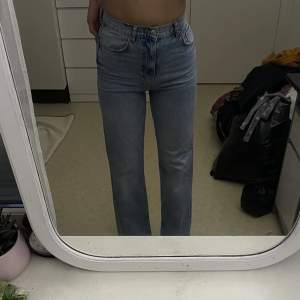 Blåa jeans från Gina Tricot med långa ben och medelhög midja, helt oanvända