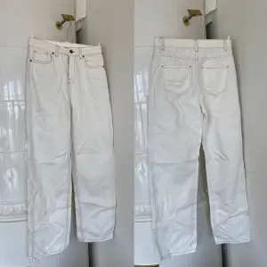 Vita jeans med kontrastsömmar från Emilie Briting x NA-KD, endast använda 1 gång 🤍 storlek 38!