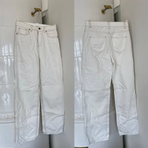 Jeans - Vita jeans med kontrastsömmar från Emilie Briting x NA-KD, endast använda 1 gång 🤍 storlek 38!