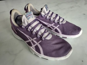 Asics Gel-Fit Sana - Storlek 41,5 - Träningsskor säljes i fint skick.  Varumärke: Asics Storlek: 41,5  Håll dig lätt på fötterna i GEL-FIT SANA 2-skorna för dam. De väger endast 170 gram och har ett häl till tå-dropp på 8 mm. 