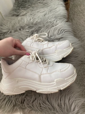 Nelly skor  - Vita sneakers från nelly.com. Använts få gånger. St 38