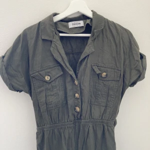 Grön byxdress  - Snygg grön byxdress (tyvärr skrynklig på bilden)  Aldrig använd av mig, köpt ny. 