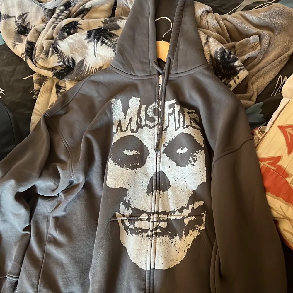 Zip up hoodie ifrån Hm x Misfits collab, Oversized storlek L, Egentligen en Dam modell men sitter riktigt bra på mig baggy som är vanligtvis storlek M. Säljer då de inte är min stil, slutsåld på hemsidor. Skriv vid frågor :). Hoodies.