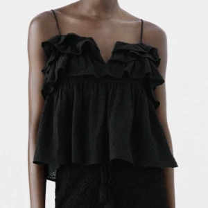 Zara topp svart  - Säljer denna oanvända topp från zara som ej säljs längre, tyvärr har jag dragit av prislappen men den är helt oanvänd❤️