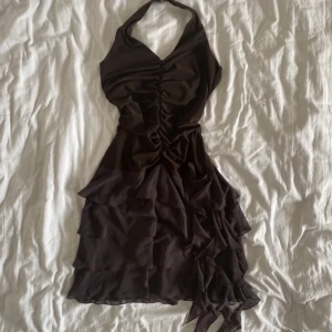 Unik volangklänning - Trendig volangklänning. Volanger, brun/grå färg. Storlek S/M. Stockholm.